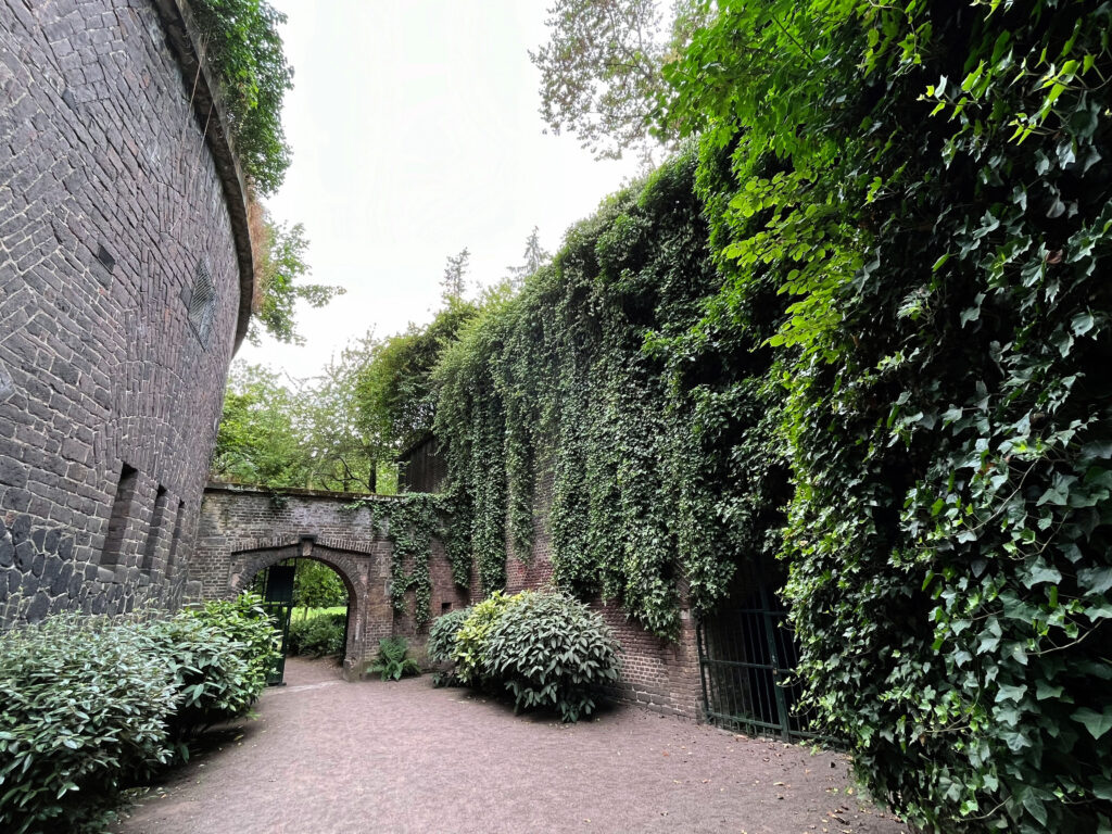 Eingang des Rosengarten: Enveloppe