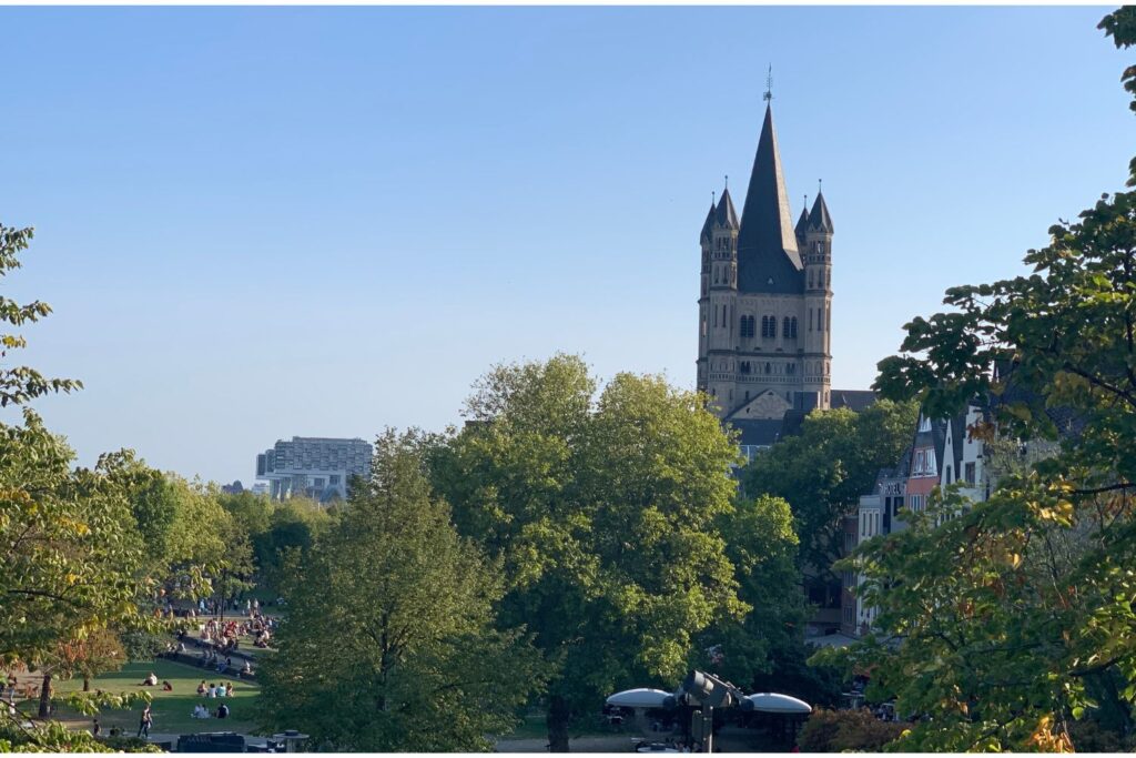Groß St. Martin in Köln. Unter der romanischen Kirche befinden sich Überreste eines römischen Lager- und Speicherbezirks.